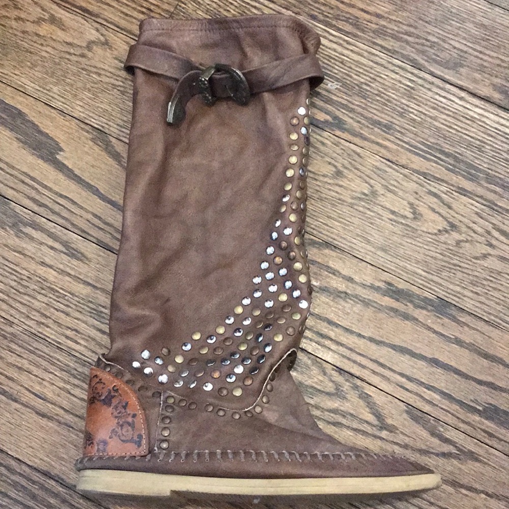 L R boots